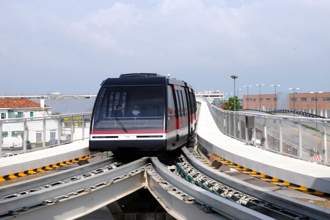 Der automatische People Mover (Standseilbahn) Venedigs auf erhöhter Strecke am Hafen Tronchetto, der Kreuzfahrtterminal und Parkhaus verbindet